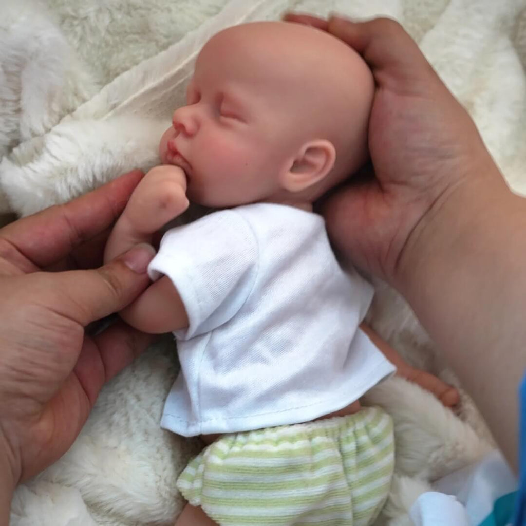 Bebê Reborn Silicone Sólido Menino Cuidando do Bebê!